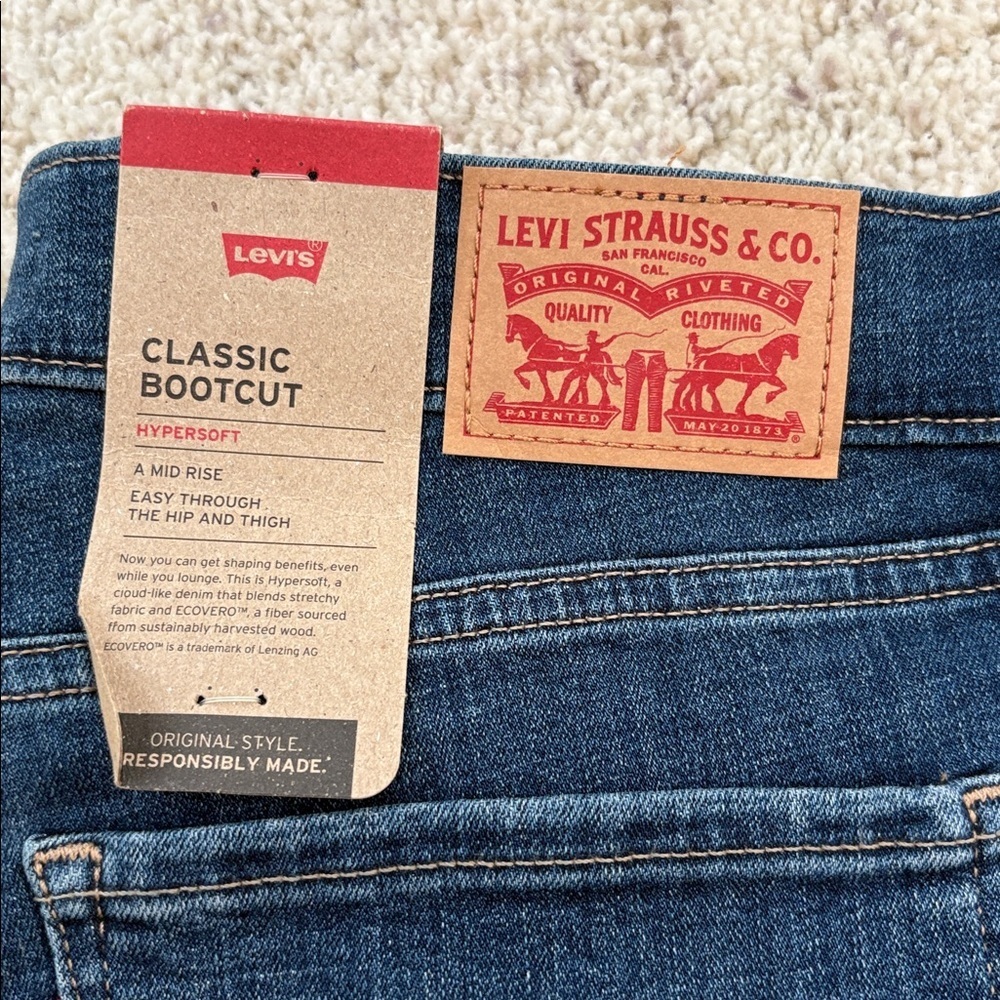 NWT Levi's Dark Indigo Relaxed Classic Bootcut Mid Rise size 10 30x32 Jeans - Picture 2 of 2